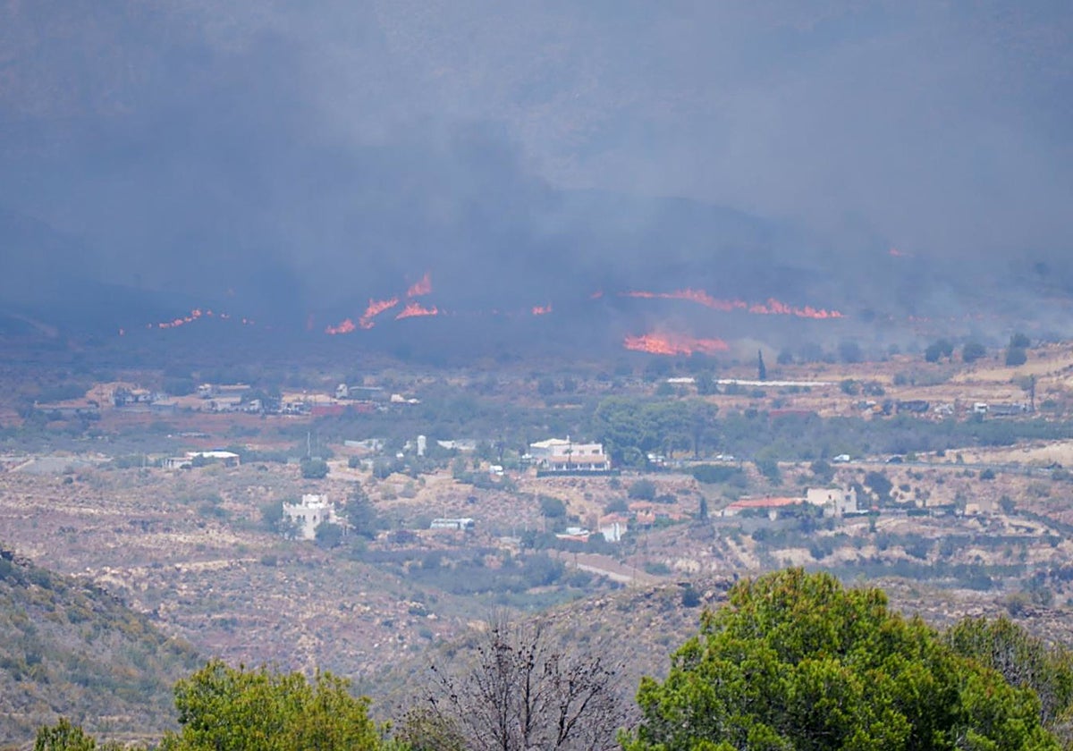 La Guardia Civil realiza una nueva batida, aunque confía en que no haya más muertos en el incendio de Los Gallardos