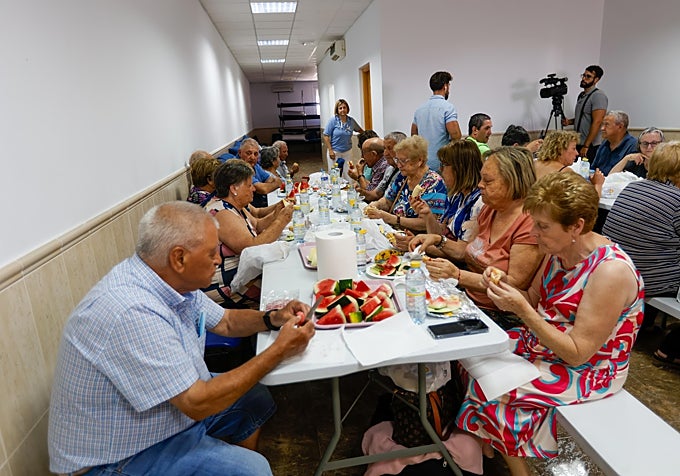 Personas acogidas en el tanatorio de Lubín durante el almuerzo