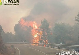 El incendio de Peñarroya de Tastavins (Teruel) pone a cuatro pueblos en alerta y desaloja varias masías y un hotel