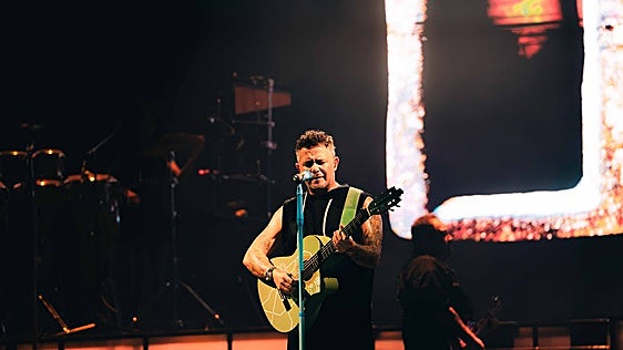 El recuerdo de Alejandro Sanz a las víctimas del incendio de Almería, del terremoto de Venezuela y de la dana