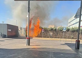 Susto por un incendio junto a las Urgencias del Hospital Reina Sofía de Córdoba