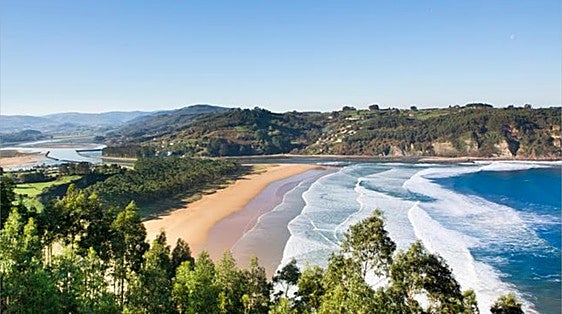 La playa considerada una de las más bonitas de Asturias por National Geographic: rodeada de bosques y perfecta para hacer surf
