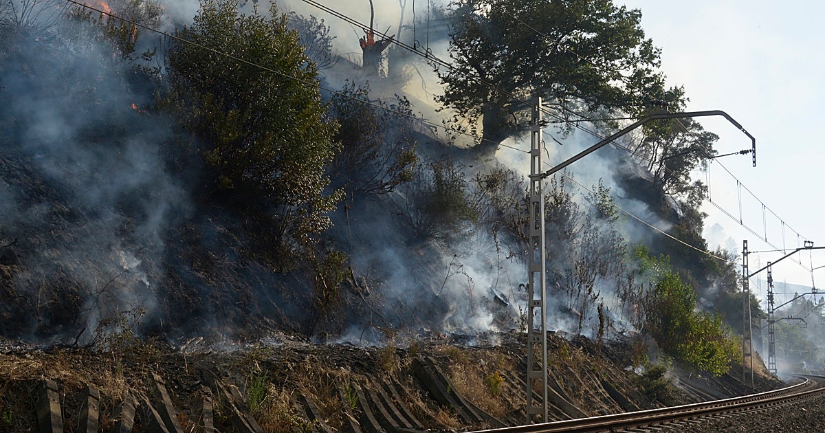 El paso de un tren desata seis incendios forestales en Orense y obliga a cortar la circulación ferroviaria