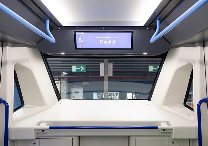 Interior del primer convoy automático que circulará en el Metro de Madrid.