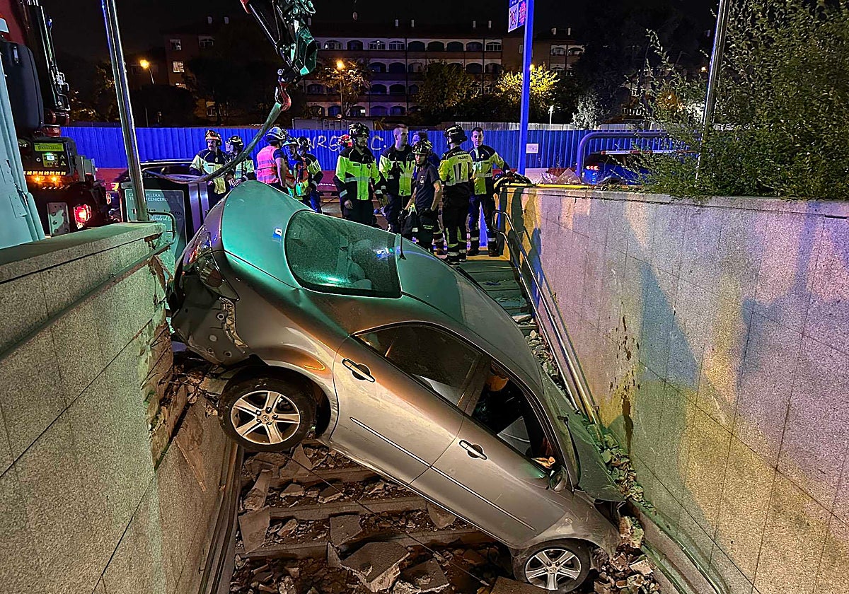 Un coche acaba en las escaleras del Metro de Begoña tras un choque en la Castellana