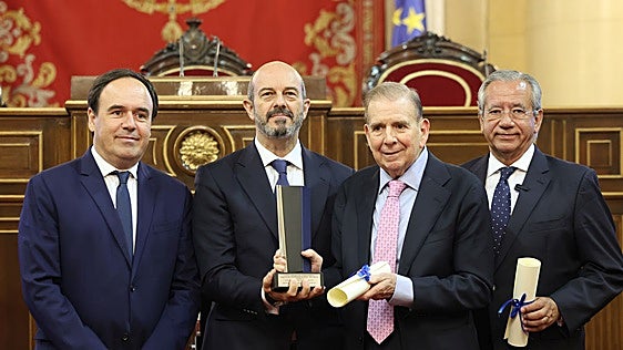 Edmundo González recibe el Premio de Convivencia en el Senado y clama contra la tiranía en Venezuela