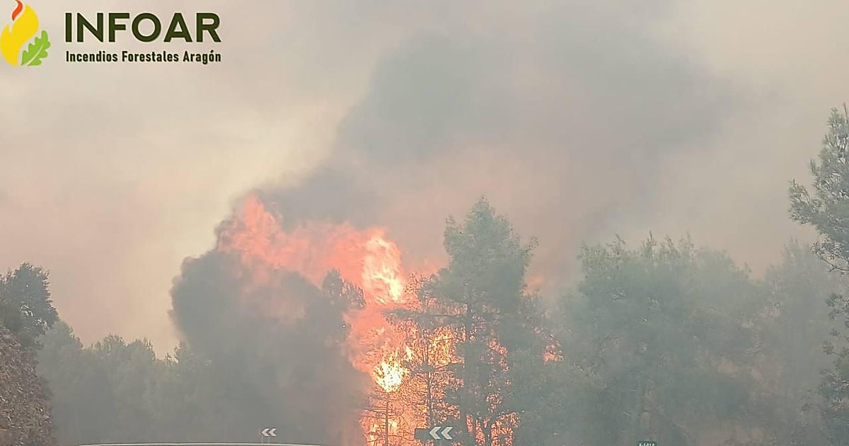 Horas determinantes en el Matarraña que arde: 300 efectivos trabajan pendientes del viento