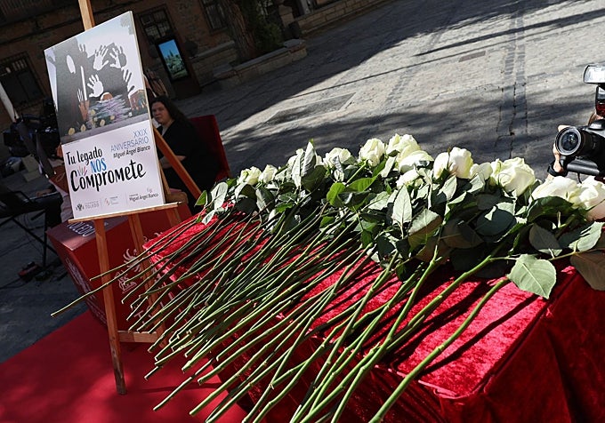 La mesa llena de las flores que han dejado las autoridades en memoria de Miguel Ángel Blanco.