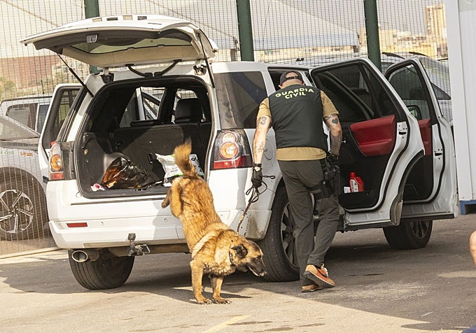 Inspección de un vehículo en el paso fronterizo de Alicante.