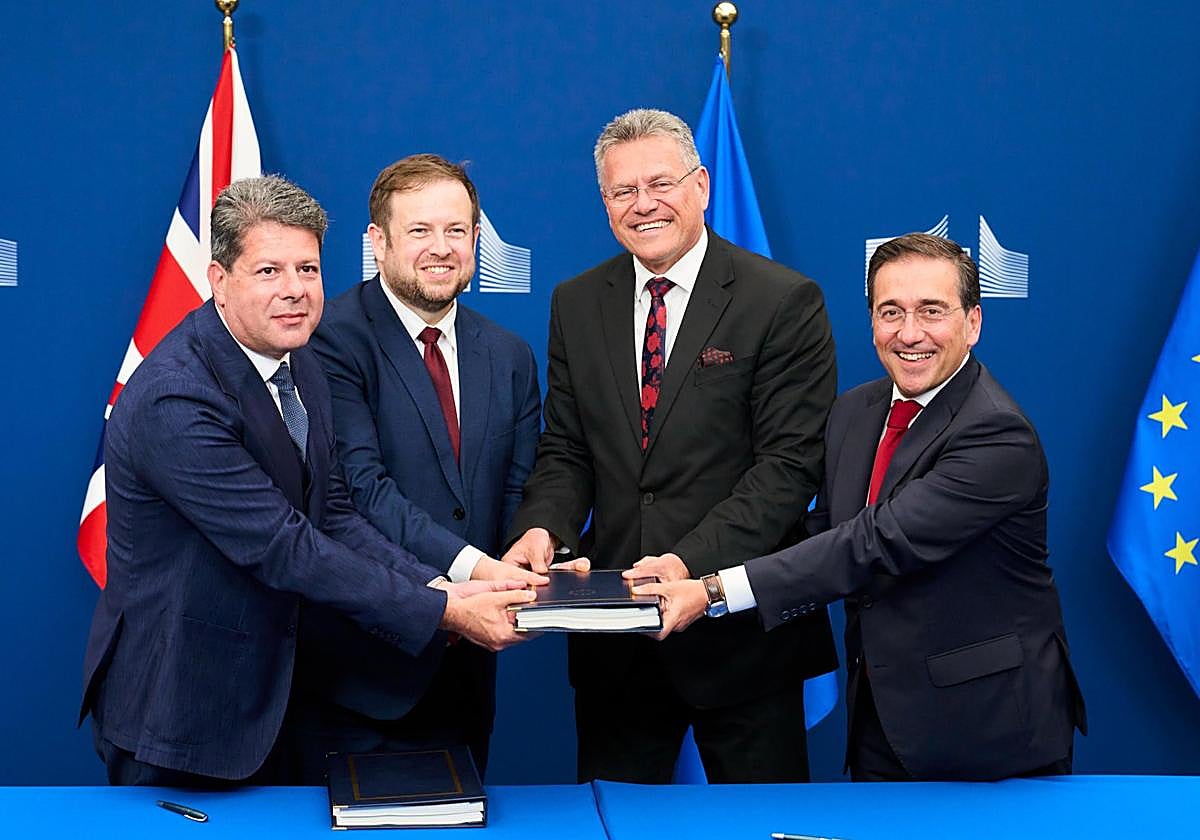La UE y Reino Unido firman en Bruselas el acuerdo que derribará la Verja centenaria en Gibraltar
