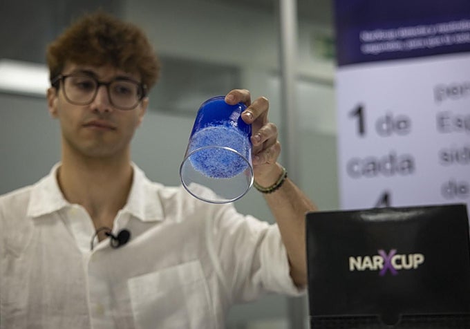 Una vez que el hielo detecta la droga, el líquido permanece.