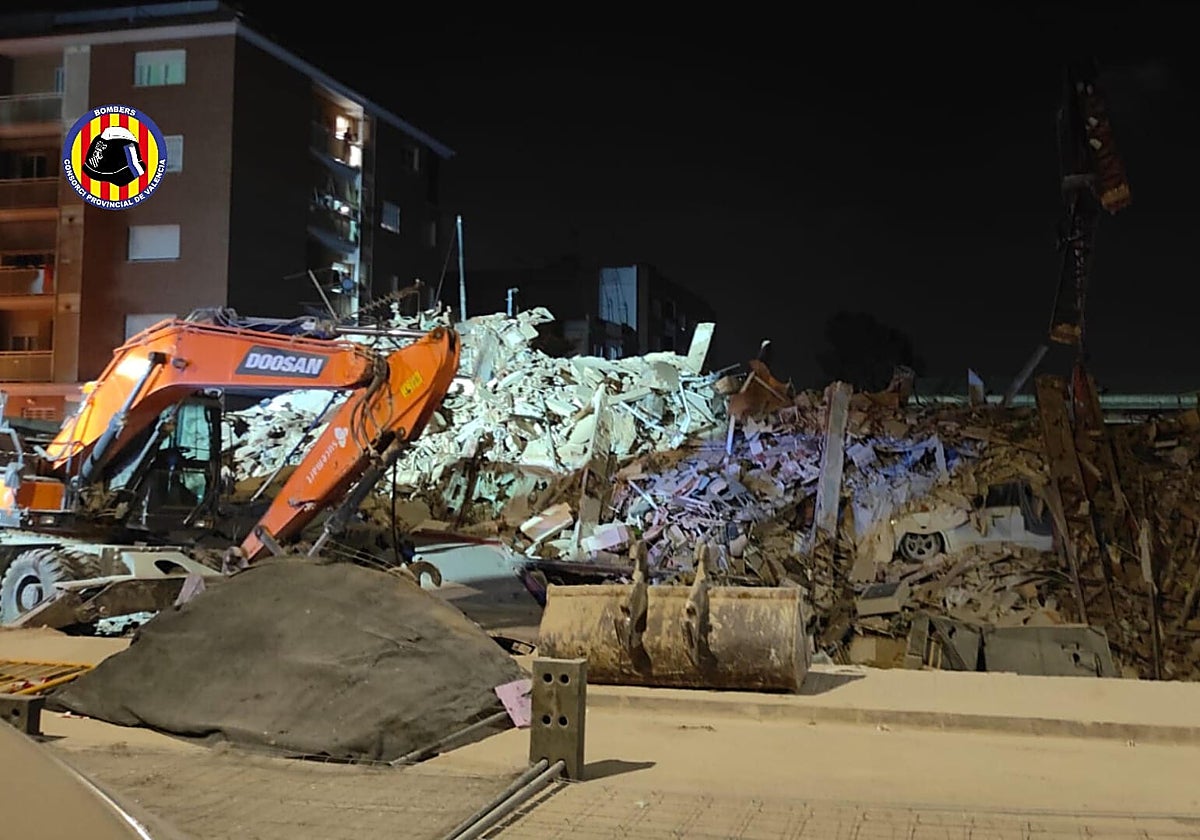 Un edificio de tres plantas se derrumba en la localidad valenciana de Benetússer