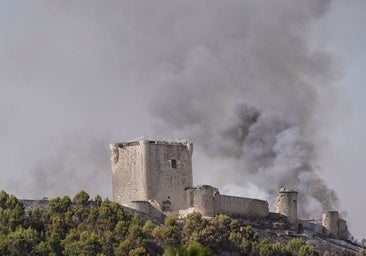 Alarma en Íscar por un espectacular incendio en el entorno de su castillo