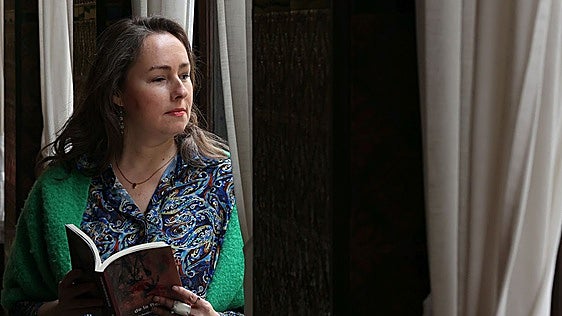 Estrella Fernández-Martos y la Biblia que se escucha: «La primera manera de entender un libro es leerlo»