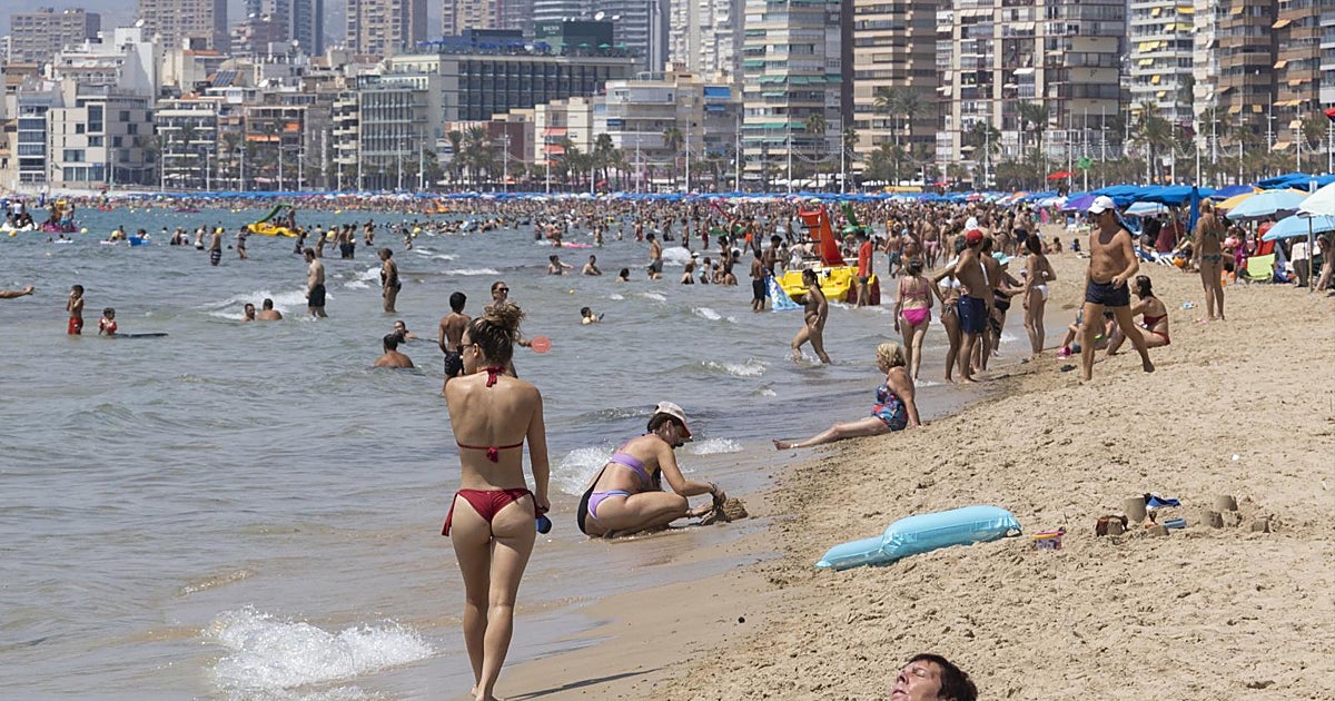 Jorge Escoto, podólogo, indica el error que muchos cometen al caminar por la playa: «Puede acabar en lesión»