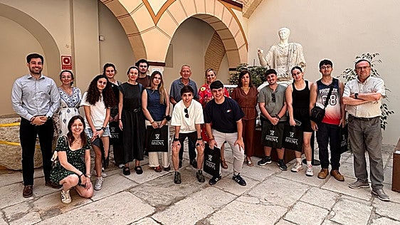 Construir un horno a la antigua: Torreparedones vuelve a acoger el Curso de Arqueología Experimental