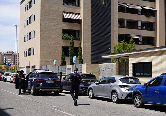 La Policía Nacional, este martes, en la urbanización donde ocurrieron los hechos.