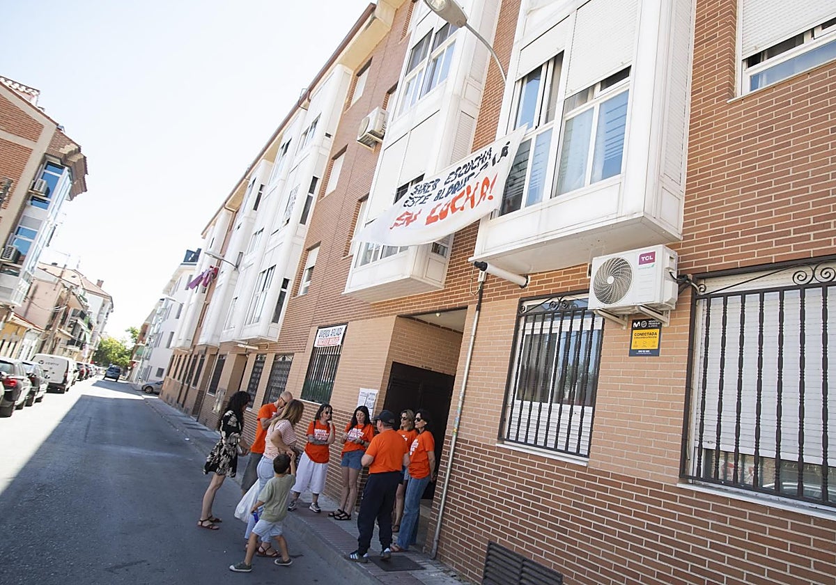 El limbo legal de decenas de familias de Fuenlabrada: «Nos sentimos okupas en nuestras casas»