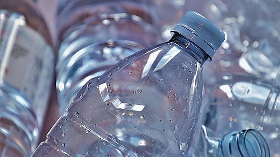 La nueva ley que entra en vigor el 12 de agosto: por qué pagarás 10 céntimos más por cada lata o botella