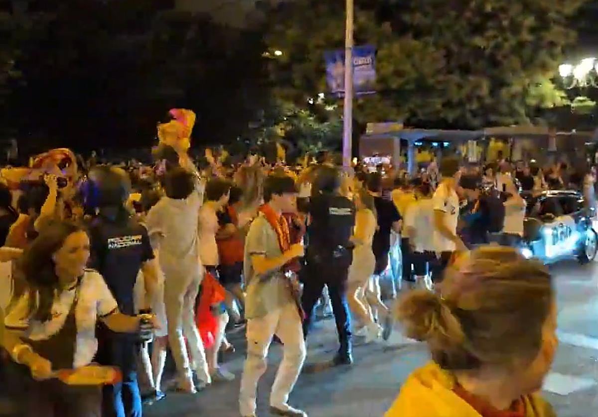 Cargas policiales contra mil alborotadores que celebraban la victoria de España en Cibeles