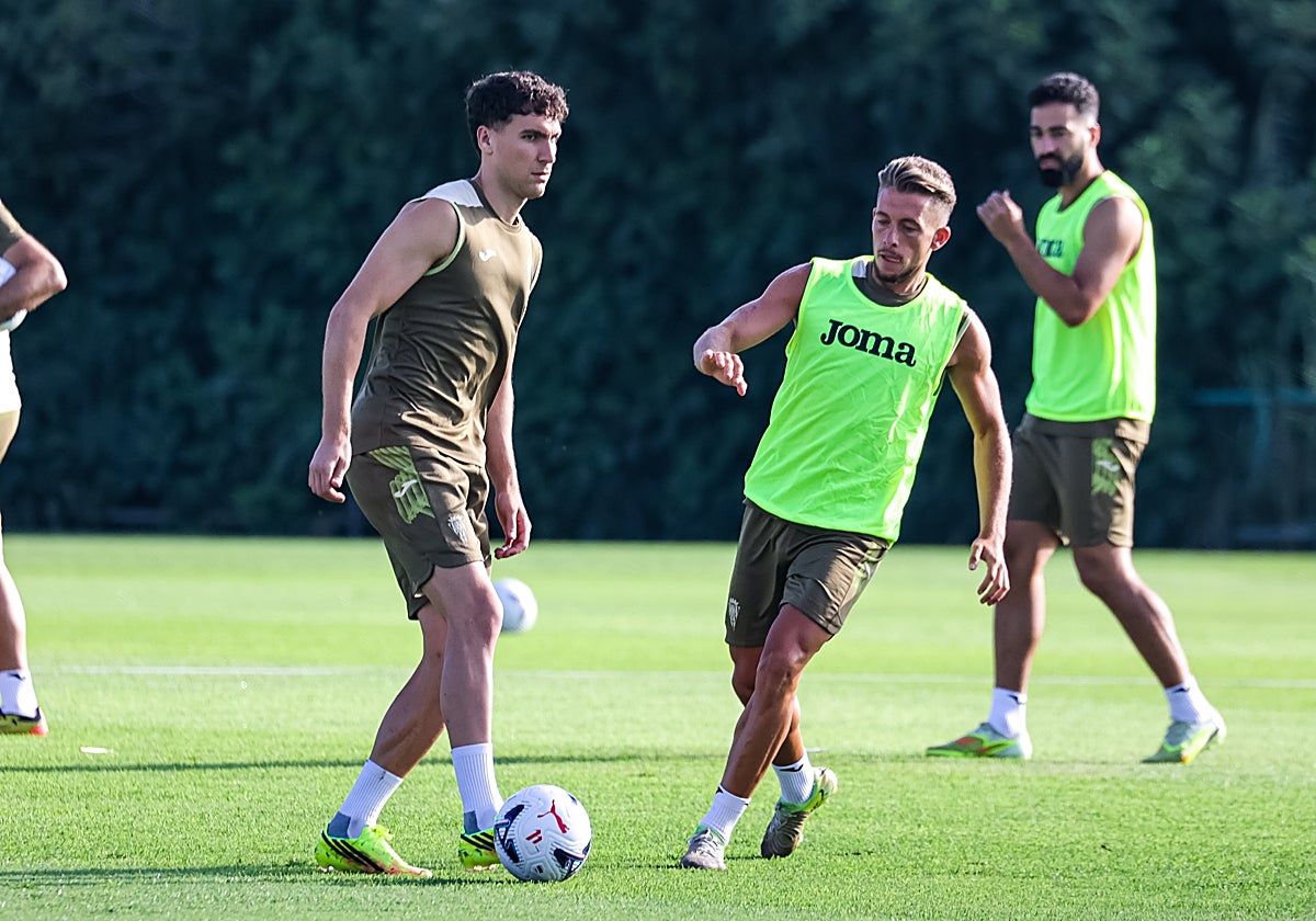 Isma Ruiz busca quitarle el balón a Percan durante un entrenamiento de la pretemporada