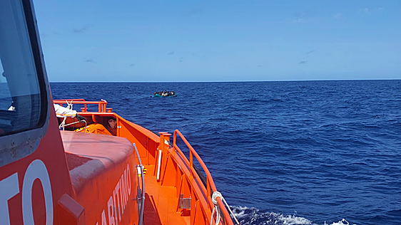 Rescatadas 56 personas subsaharianas, entre ellas un menor, en aguas de Lanzarote