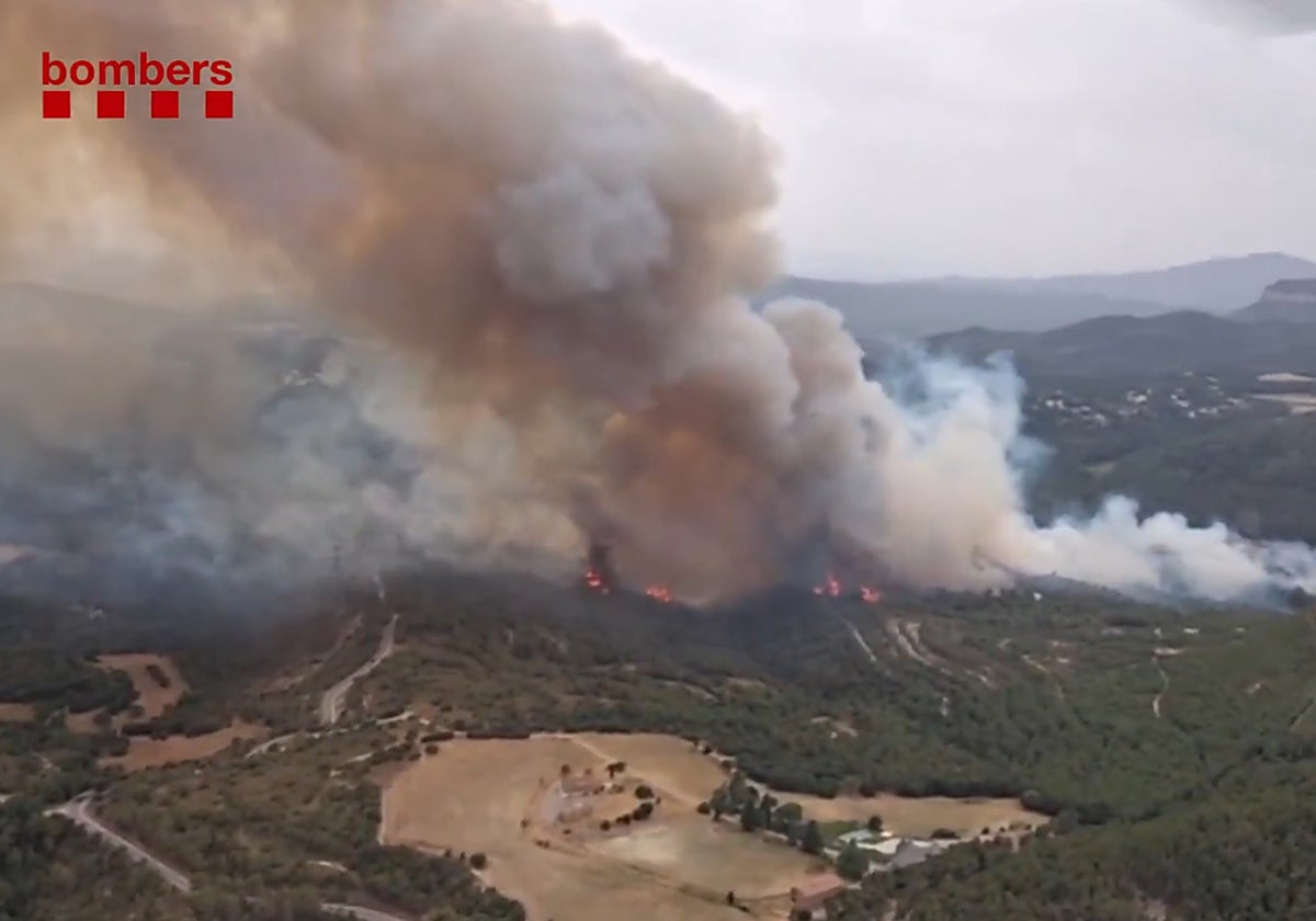 Un nuevo fuego en Sant Quirze Safaja obliga a evacuar una casa de colonias y a confinar un centro de menores