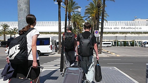 Detenidos dos trabajadores por el robo de 2.300 metros de cable de cobre en el aeropuerto de Palma