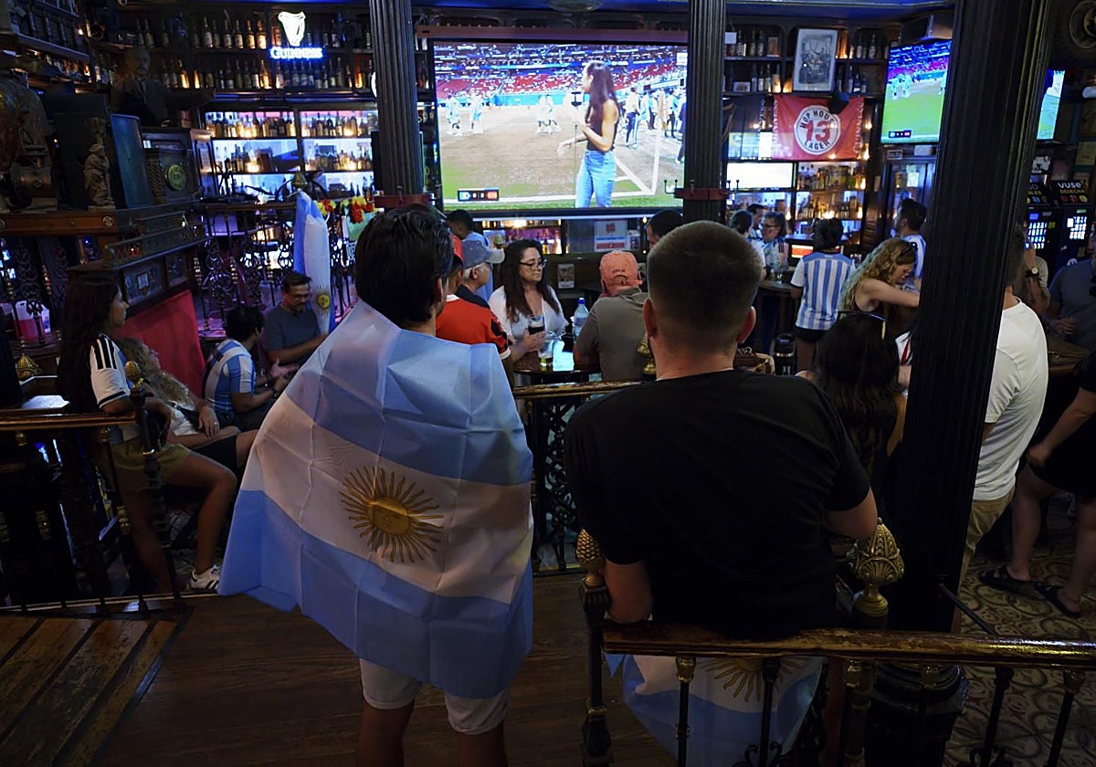 La fiebre del Mundial: manteros sin ‘stock’ y pintas a 20 euros