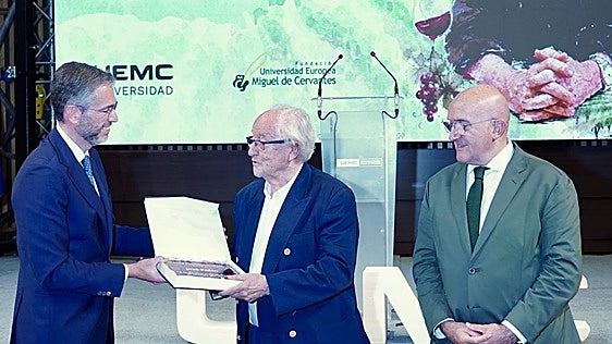 José Peñín recibe el Premio Fundación UEMC 2026 a toda una vida dedicada al mundo del vino