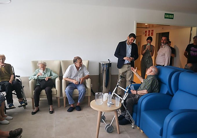 El vicepresidente Alejandro Nolasco conversa con uno de los realojados tras el incendio de Orés.