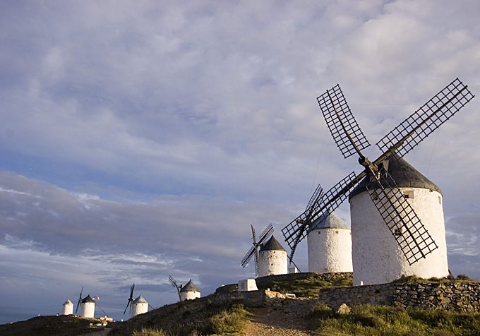 Los molinos de Consuegra sobre la Crestería del Cerro Calderico.