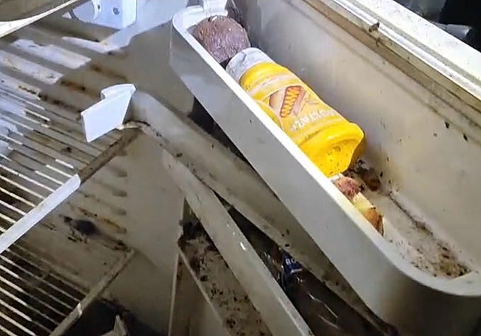 Restos de moho y porquería en una nevera del negocio.