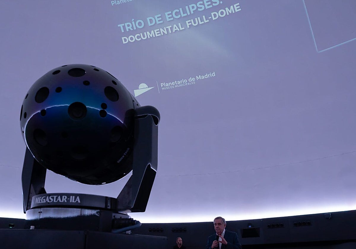 Una película inmersiva y gafas gratis para recibir al eclipse en el Planetario de Madrid
