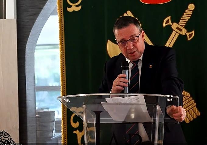 El mando coaccionado, en su discurso de jubilación: «No vendáis vuestra alma al diablo»