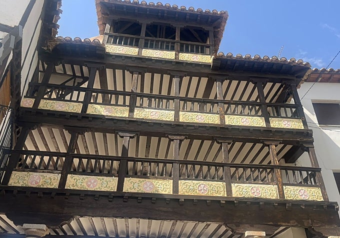 La fachada de la plaza Mayor de Tembleque tiene similitudes con construcciones latinoamericanas.