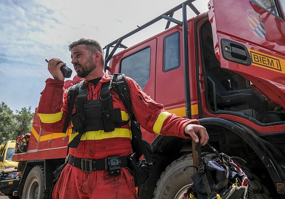 El fuego arrasa ya más de 12.000 hectáreas en La Mierla y mantiene fuera de sus casas a 700 personas