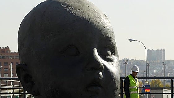 Las cabezas monumentales de Antonio López en Atocha recuperan su esplendor