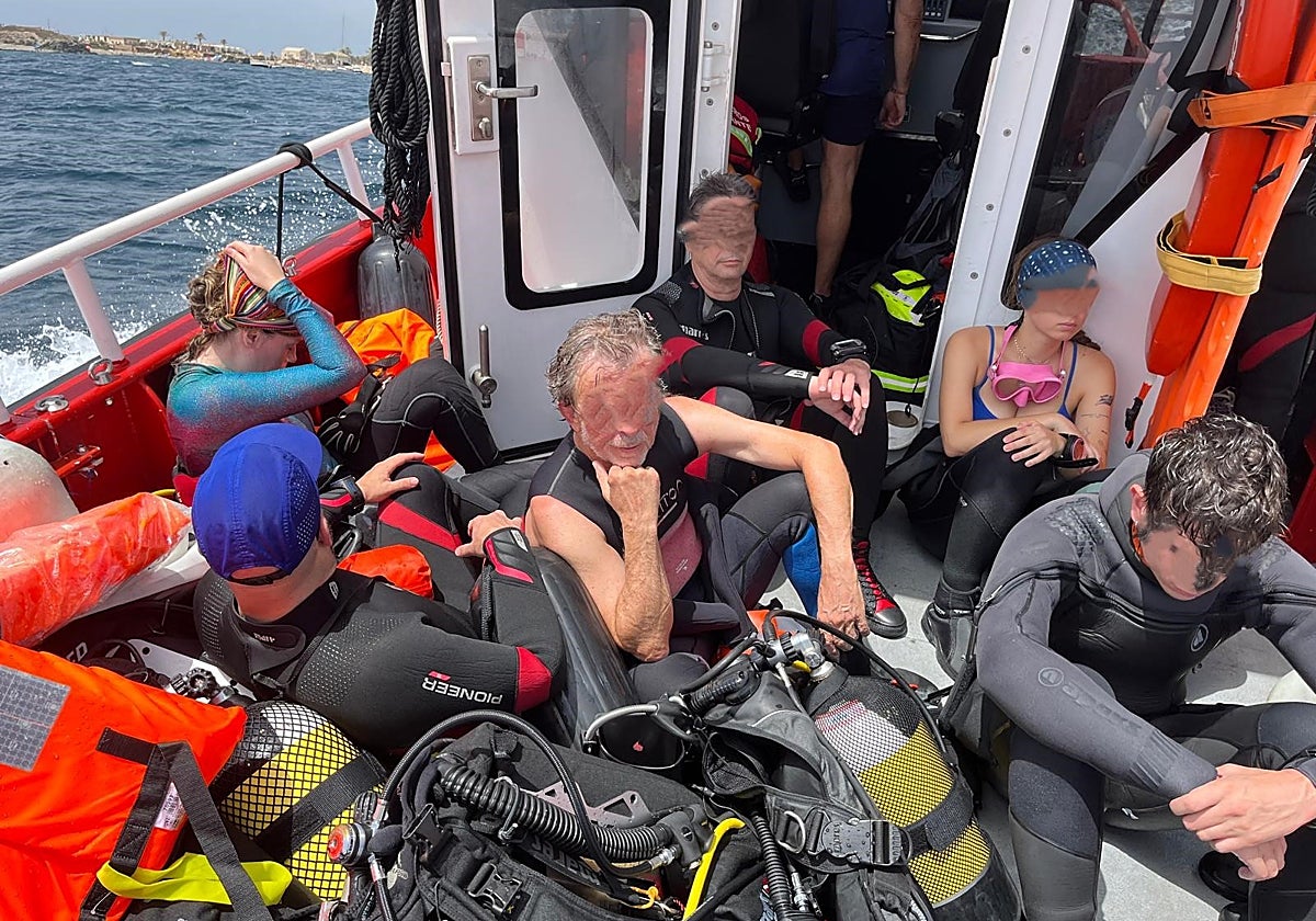 Rescatan a 11 personas en el naufragio de un catamarán hundido en Alicante