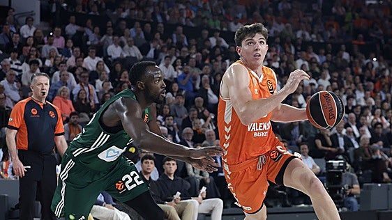 El vallisoletano De Larrea deslumbra en la Liga de Verano de la NBA con los Dallas Mavericks