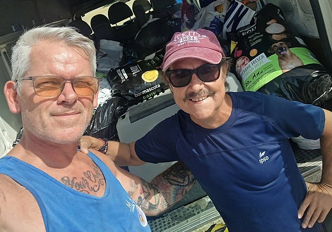 Alex Lawson y Craig Badley transportan comida para animales afectados por el incendio en Bédar