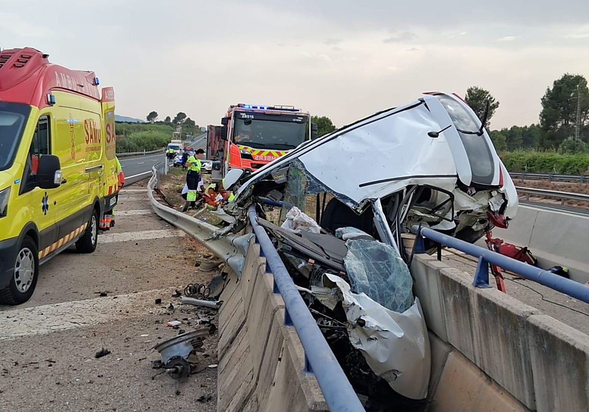 Un muerto al salir despedido de un coche que se ha estrellado con otros tres heridos en Valencia