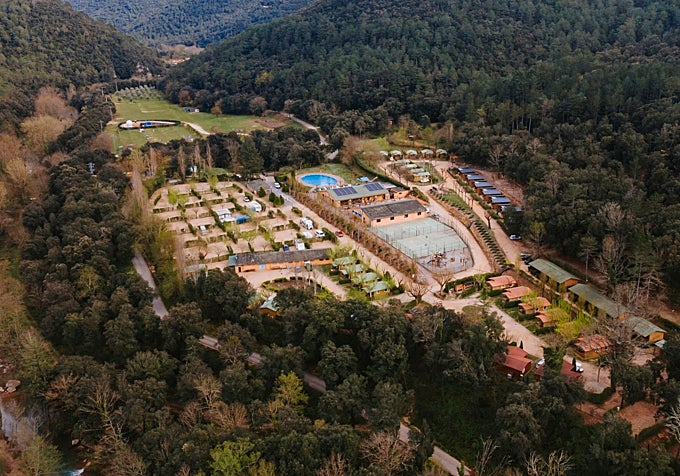 Vista aérea del camping, con el observatorio a lo lejos.