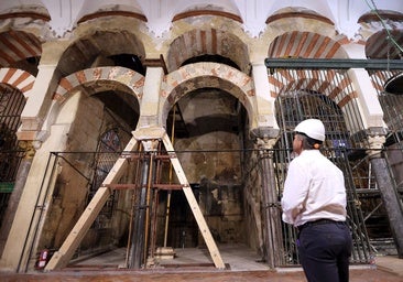 Retirar el hollín sin tocar los arcos dovelados: así se restaura la Mezquita-Catedral tras el incendio