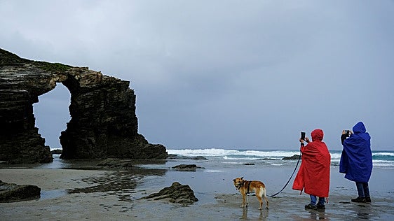 As Catedrais, evacuada por el temporal, no por masificación
