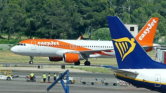 Una pelea de diez personas en pleno vuelo obliga a dar media vuelta a un avión en Tenerife