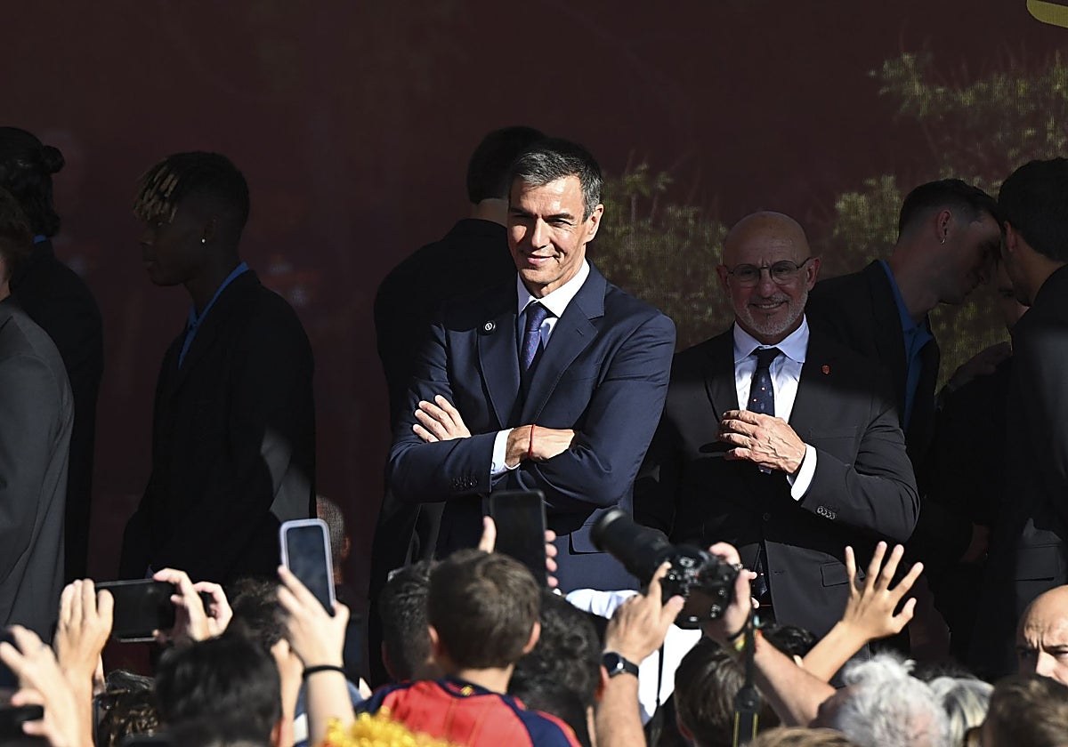 Moncloa admite el coste político que asume en su defensa de Zapatero