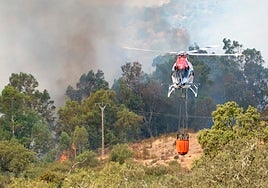 El incendio del Andévalo se complica y obliga a desalojar a 384 personas