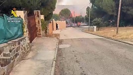 El fuego iniciado en Almorox (Toledo) alcanza ya una urbanización de Villa del Prado (Madrid)