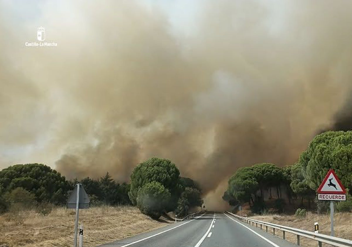 El incendio de Almorox salta a Madrid y obliga a evacuar urbanizaciones y confinar Villa del Prado